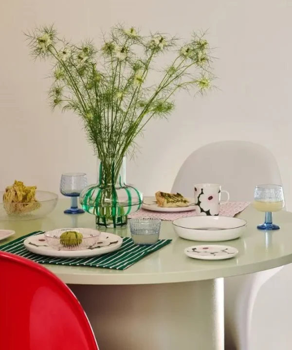 Oiva Unikko Plate 25cm in white, dark green, light pink